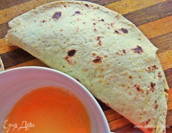 Смазываем края взбитым яйцом, склеиваем плотно. Особенно края подержать несколько секунд.