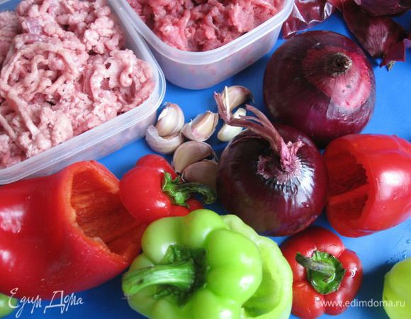 Мясо (свинину и говядину) прокрутить через мясорубку. Грудинку порезать кубиками. Срезать у перцев рядом с плодоножкой «крышечки», вынуть семенную часть. «Крышечки» не выбрасывать. Лук почистить, срезать нижнюю часть, чтобы луковица была устойчива в форме. Срезать верхнюю часть, не выбрасывать.