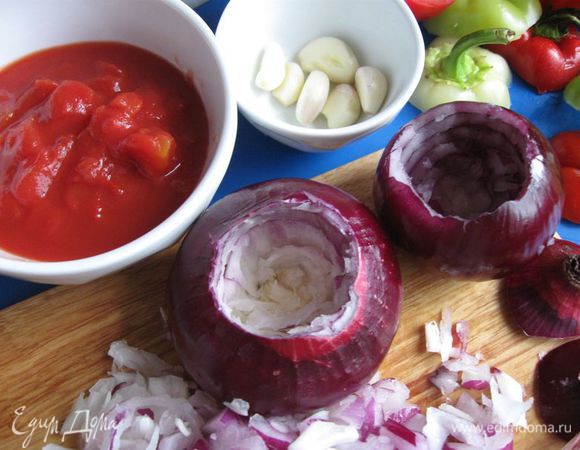 Удалить из лука серединную часть, стараясь не проколоть донышко, а также оставить тонкие стенки. Вынутую из лука часть вместе с еще 1 луковицей (я взяла репчатый лук) порезать, обжарить на масле виноградных косточек (2 столовых ложки). Чеснок почистить и измельчить. Картофель помыть, почистить, отрезать нижнюю часть, она не понадобится, срезать «крышечку», вынуть серединку острым ножом, стеночки и донышко у картофеля постараться сделать потоньше, чтобы он лучше пропекся.