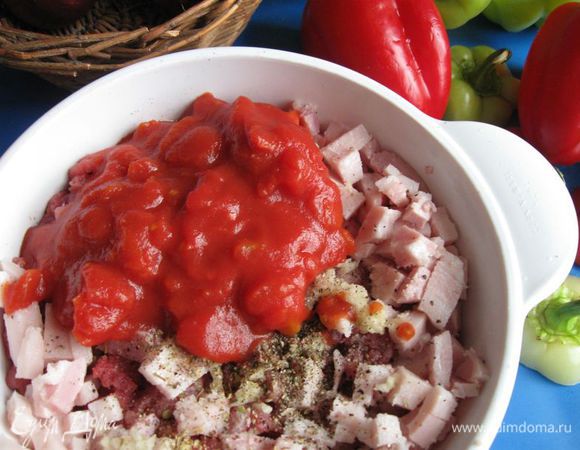 Затем помидорную пассату.