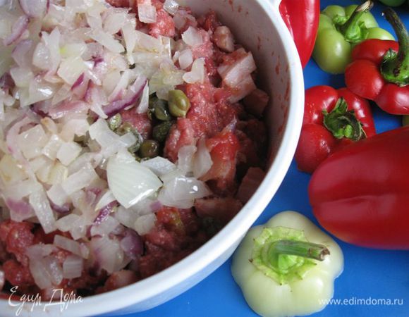 Добавить обжаренный до прозрачности лук. Перемешать.