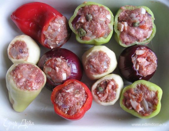 Духовку разогреть до 170°С. Форму для запекания смазать маслом виноградных косточек Biolio. Овощи наполнить фаршем.