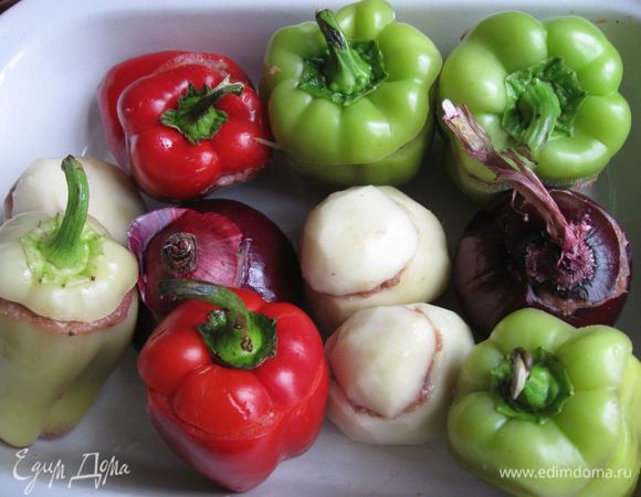 Закрыть «крышечки». Отправить в духовку на 1 час 40 минут или около того. За 20 минут до готовности овощи смазать кисточкой маслом. Если картофель и лук еще не пропеклись, вынуть только перцы, а лук и картофель еще подержать в духовке некоторое время.