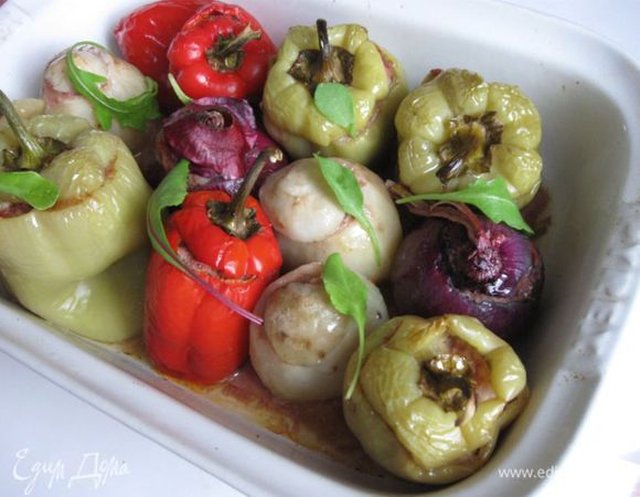 Вынуть из духовки форму с перцами, можно подавать, полив образовавшимся соком. Сопроводить свежими травами.
Приятного аппетита!