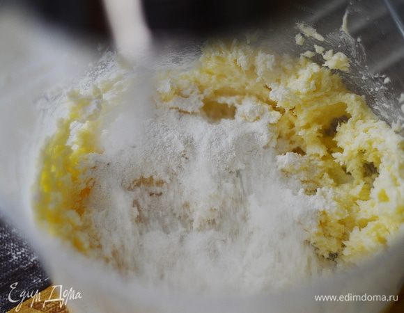 Затем в тесто можно добавить немного ванилина по вкусу (можно и не добавлять) и постепенно, в несколько этапов, просеять муку.