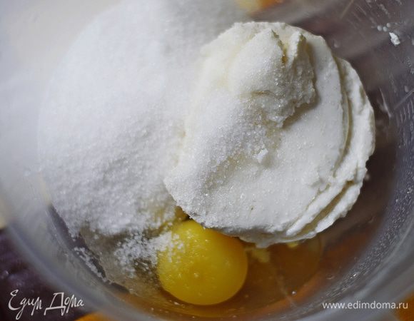 Готовим начинку. Для этого нужно смешать рикотту с яйцом, сахаром и ванильным сахаром.