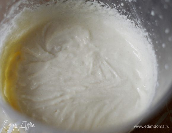 Хорошо взбить миксером, чтобы получилась абсолютно однородная нежная масса.