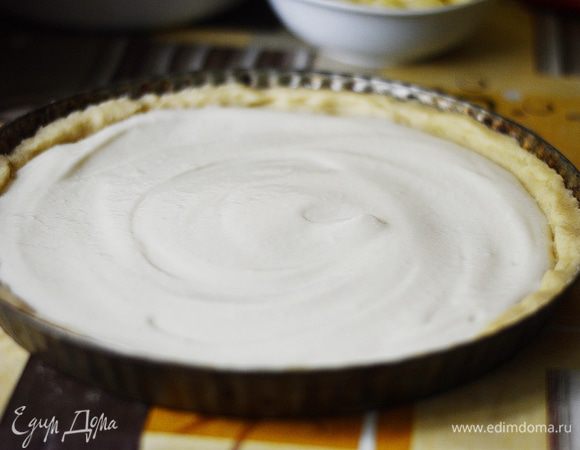 Эту массу выложить на тесто в форме.