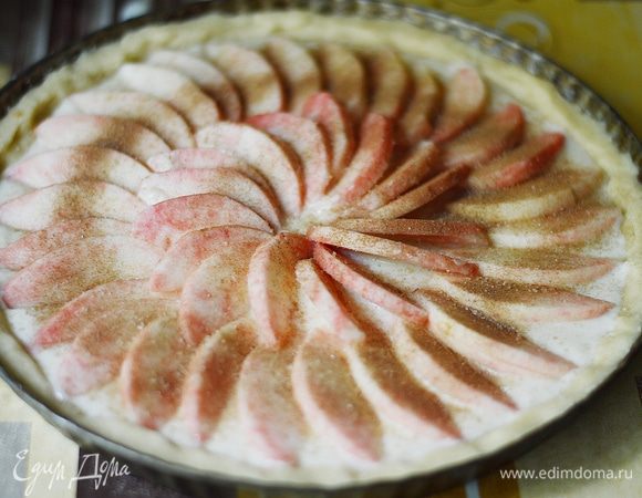 Уложить яблоки спиралью внахлест на творожную начинку. Сверху по вкусу можно присыпать яблоки корицей и сахаром.