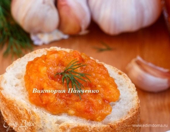 За 10 минут до окончания готовки добавить соль и пропущенный через пресс чеснок. Если готовить икру на хранение, то нужно добавить яблочный или винный уксус. По желанию добавить жгучий перец.