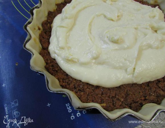 Затем выложить соус Бешамель, разравнять. Отправить тарт в разогретую духовку до 180°С. Выпекать 40 минут до легкого зарумянивания (я выпекала чуть больше, ориентируйтесь на свою духовку). Готовый тарт извлечь из духовки и дать полностью остыть.