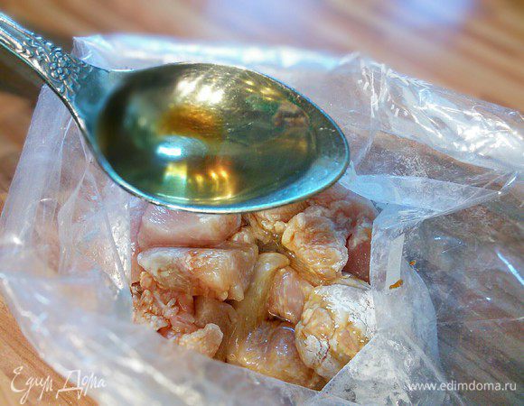 Куриное филе вымыть, обсушить и нарезать на порционные куски размером ~ 2 см. Взять плотный целлофановый пакет, сложить в него кусочки курицы, всыпать картофельный крахмал, влить соевый соус и масло с нейтральным вкусом. Отлично подойдет масло виноградной косточки от торговой марки Biolio. Все тщательно перемешать, закрыть пакет и поставить в холодильник мариноваться. Время маринования — от часа до «на ночь». 