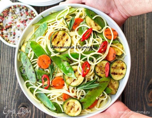 Сварить спагетти аль денте. Соединить с овощами, перемешать и подавать.