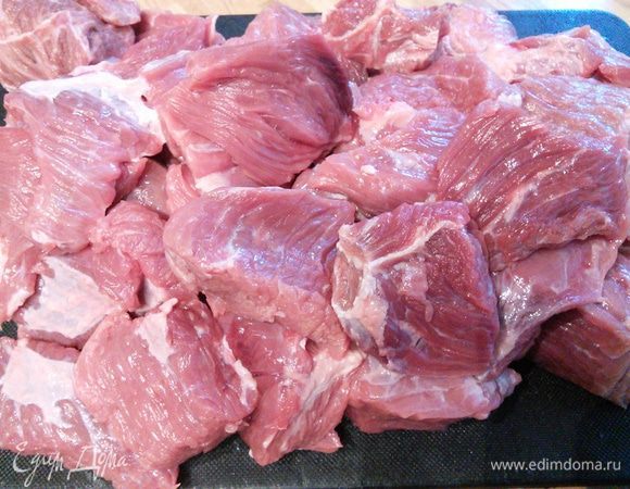 Мясо обмыть, обсушить и удалить все жилы, пленки  и лишний жир. Если этого не сделать, блюдо будет несъедобным. 