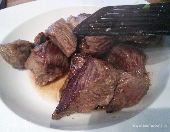 В кастрюле с толстым дном разогреть масло и обжарить порционно кусочки мяса до золотистой корочки. Не обжаривайте все мясо сразу, иначе оно будет не жариться, а тушиться и будет жестким. По необходимости добавлять масло. 