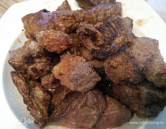 Обжаренное мясо сложить в тарелку, посолить и сдобрить перцем чили.