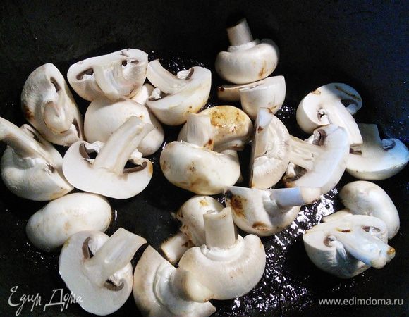 В этой же кастрюле обжарить шампиньоны, буквально 2 — 3 минуты, собирая со дна все соки, образовавшиеся от жарки мяса и выложить грибы на тарелку. 