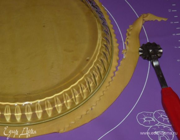 Из сливочного масла, яйца, щепотки соли и муки из цельносмолотого зерна от ТМ «Рязаночка», замесить тесто и положить его в холодильник на 30 минут (следует учесть, что может понадобиться чуть больше муки). Затем аккуратно раскатать чуть больше формы для выпекания. Излишки теста обрезать, пригодятся для украшения.