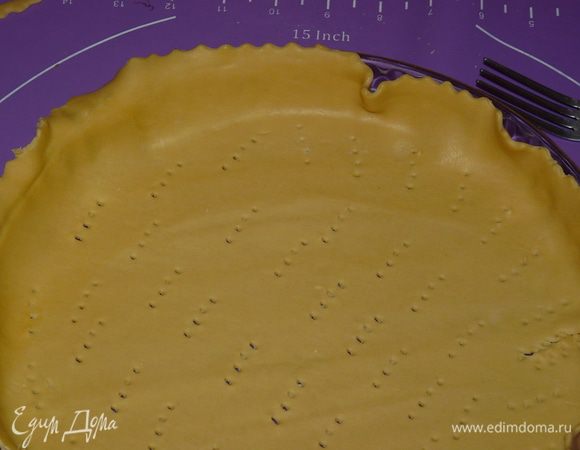 Наколоть тесто вилкой.