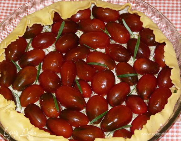 Свежие листочки розмарина выложить сверху.