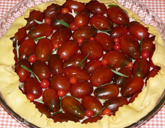 Смазать растительным маслом (у меня были помидоры мини-черри, я их тоже добавила для красоты).