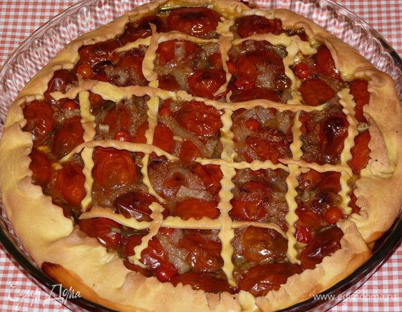 Выпекать в заранее разогретой до 180°С духовке 35 — 40 минут, до коричневой кожицы на помидорах.