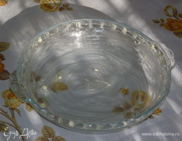 Форму для запекания смазать сливочным маслом.