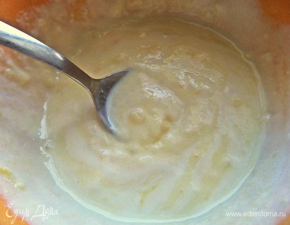 Смешать пастообразный творог с кефиром.