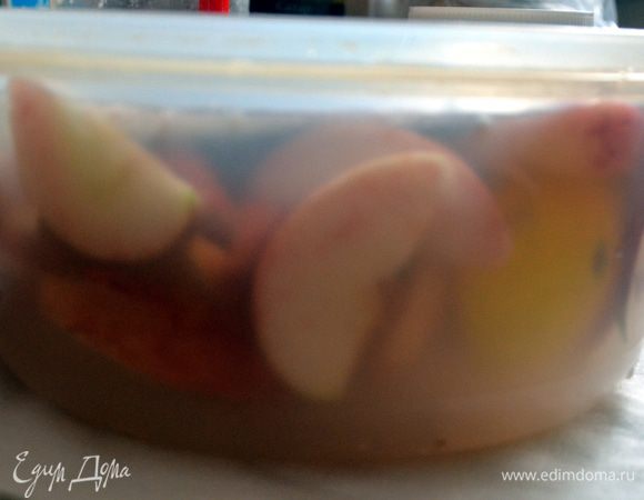 Удалить из яблок серединку, нарезать тонкими ломтиками, примерно 0,5 см. Положить дольки в емкость с холодной водой и лимонным соком.