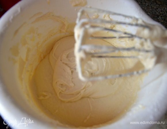 Готовим тесто. Просеять в смесь муку и дрожжи, влить молоко комнатной температуры, смешать до получения однородной массы.