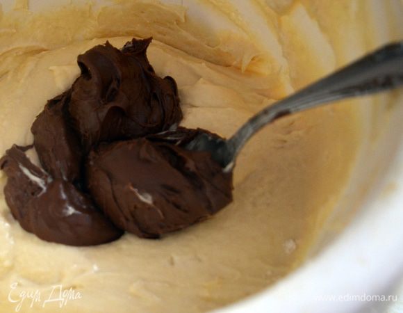 Разделить тесто на 2 части. В одну часть положить сгущенное молоко, в другую размягченную нутеллу. Каждую часть теста как следует перемещать.