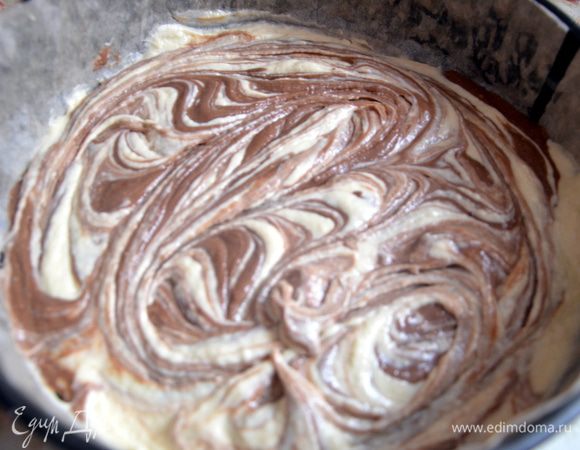 Вилкой в разные стороны перемешать тесто до получения мраморного эффекта.