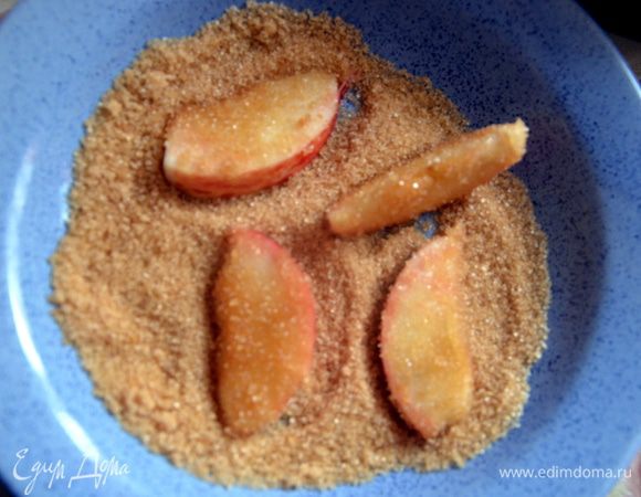 Яблоки запанировать в тростниковом сахаре.