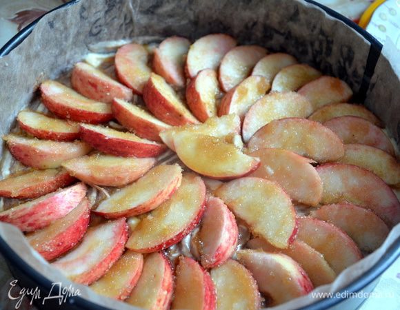 Выложить яблоки на тесто. Поставить пирог в предварительно разогретую до 180°С духовку примерно на 55 минут. Проверить готовность зубочисткой. Остудить пирог, вынуть из формы.