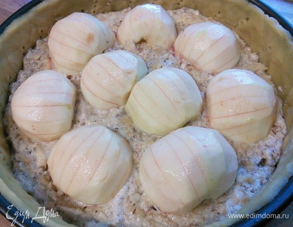 Выпекать пирог 60 — 80 мин. до мягкости яблок. Зависит от их величины и сорта. Готовность яблок можно проверить зубочисткой. Присматривайте за пирогом, по необходимости накройте фольгой или листом пекарской бумаги, чтобы пирог не подгорел.   