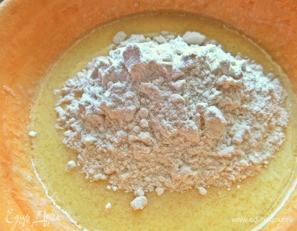 Просеять муку с разрыхлителем, перемешать.