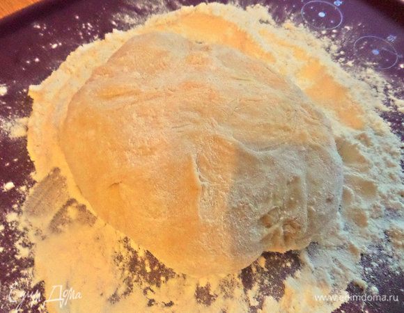 Обильно насыпать муку на доску (у меня силиконовый коврик с бортами, очень удобно, мука не разлетается по столу и остатки высыпать просто). Вымесить руками тесто.