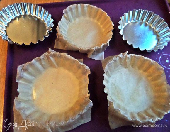 Я делала ватрушки в формочках для тарталеток. Застелила пергаментом и смазала его кисточкой с маслом.