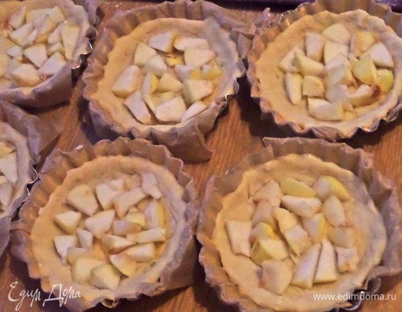 Покрошить сверху очищенные яблоки.