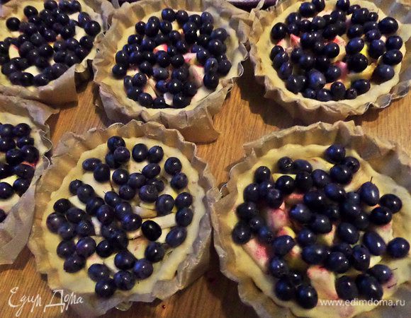 Насыпать чистые ягоды без хвостиков.