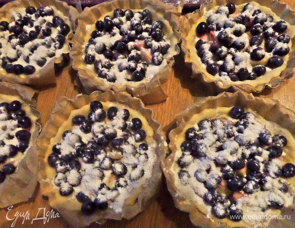 Лучше пересыпать ягоды заранее крахмалом, но я присыпала сверху.