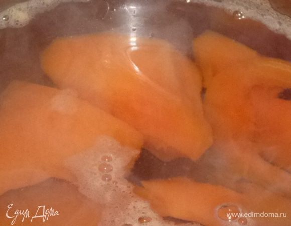 Тыкву очистить и отварить в воде 20 мин. Слить воду и залить холодной водой, чтобы быстрее остыла, так повторить пару раз (если нет времени ждать, пока остынет самостоятельно). 