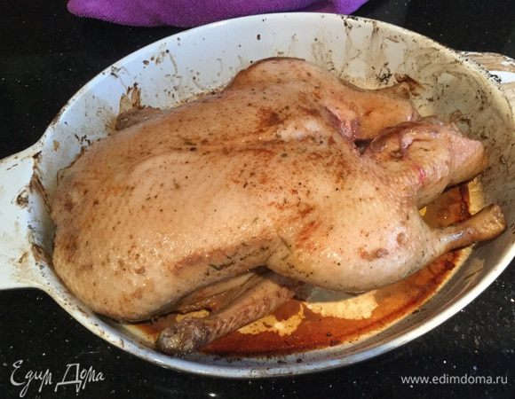 Готовьте утку в предварительно нагретой до 200°С духовке 2 — 2,5 часа. Через 40 минут уменьшите температуру до 180°С.