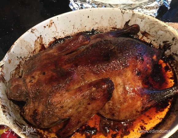 Каждые 20 минут переворачивайте утку, поливая её выделившимся соком. Если утка сильно зарумянится, прикройте её фольгой.