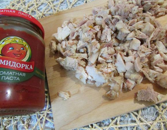 Куриное мясо (можно использовать остатки запеченной курицы; курицы-гриль) отделить от костей и порезать маленькими кусочками.