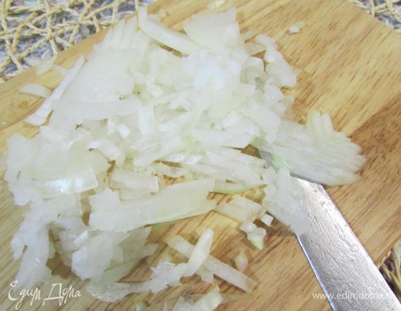 Репчатый лук почистить и нарезать мелким кубиком.
