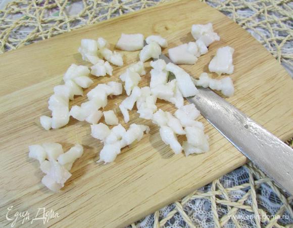 Мелко нарезать шпиг.