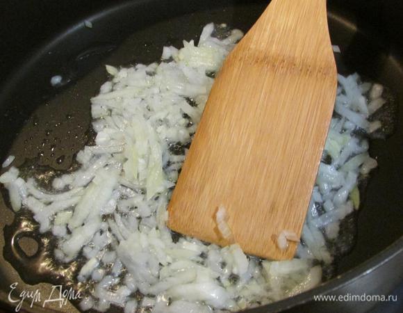 На сковороде разогреть растительное масло и обжарить лук до прозрачности. 