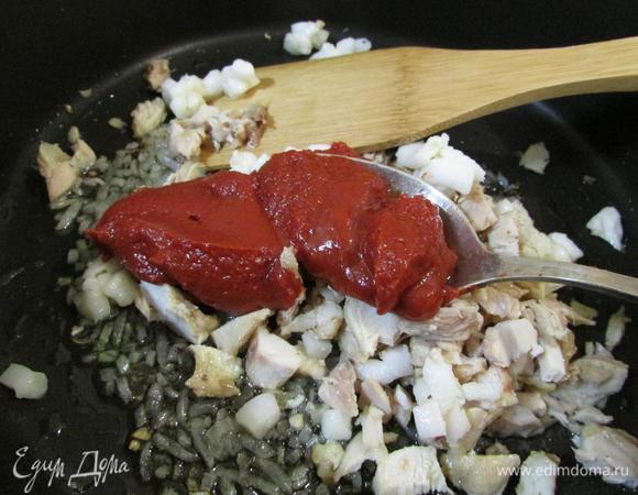 Затем добавить куриное мясо, шпиг и томатную пасту «Помидорка».