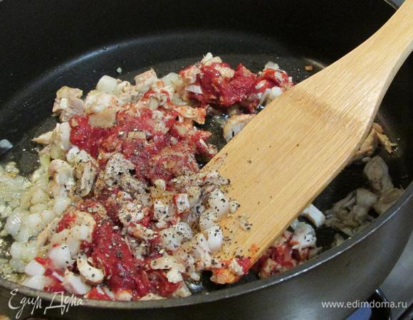 Перемешать, посолить, поперчить и обжарить, около трех минут.